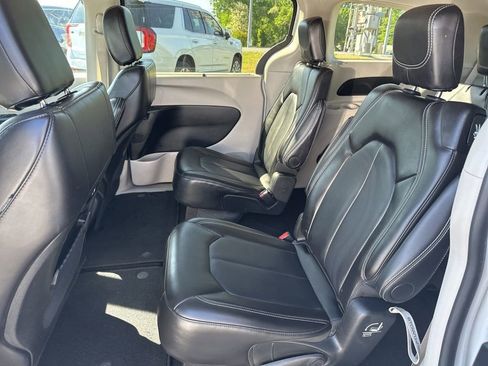 Used 2024 Chrysler Pacifica Touring-L FWD image 13