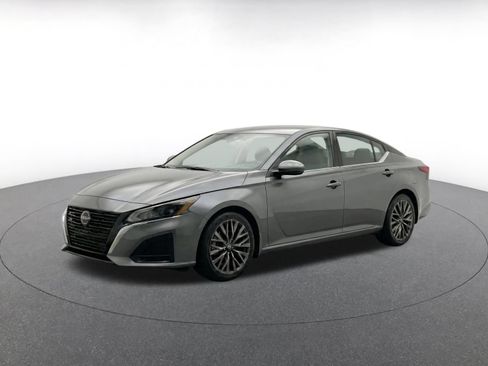 Used 2025 Nissan Altima 2.5 SV FWD image 3