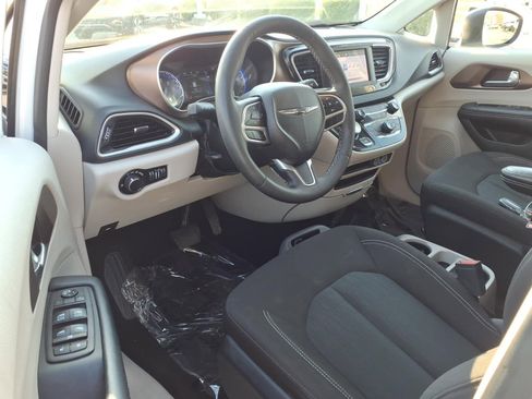 Used 2023 Chrysler Voyager LX image 6