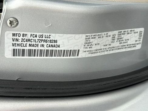 Used 2023 Chrysler Pacifica Touring-L image 24