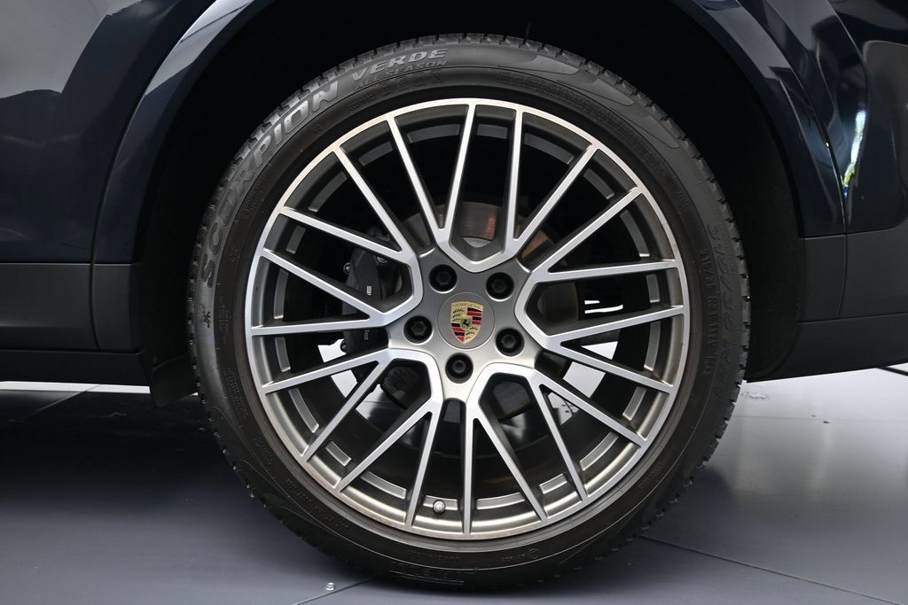 Certified 2022 Porsche Cayenne Platinum Edition AWD/4WD image 35