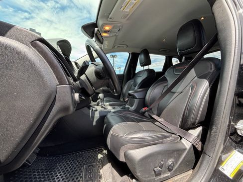 Used 2019 Jeep Cherokee Trailhawk AWD/4WD image 7