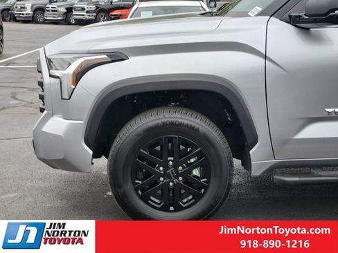 Used 2022 Toyota Tundra SR5 w/ SR5 Convenience Package AWD/4WD image 9