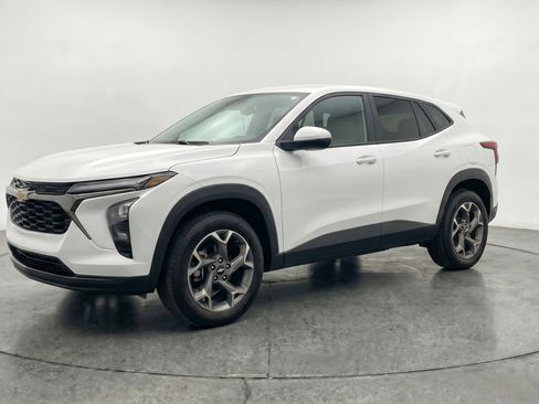 Used 2025 Chevrolet Trax LT w/ LT Convenience Package FWD image 3