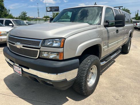 Used 2006 Chevrolet Silverado 2500 LT w/ Heavy-Duty Power Package AWD/4WD image 11