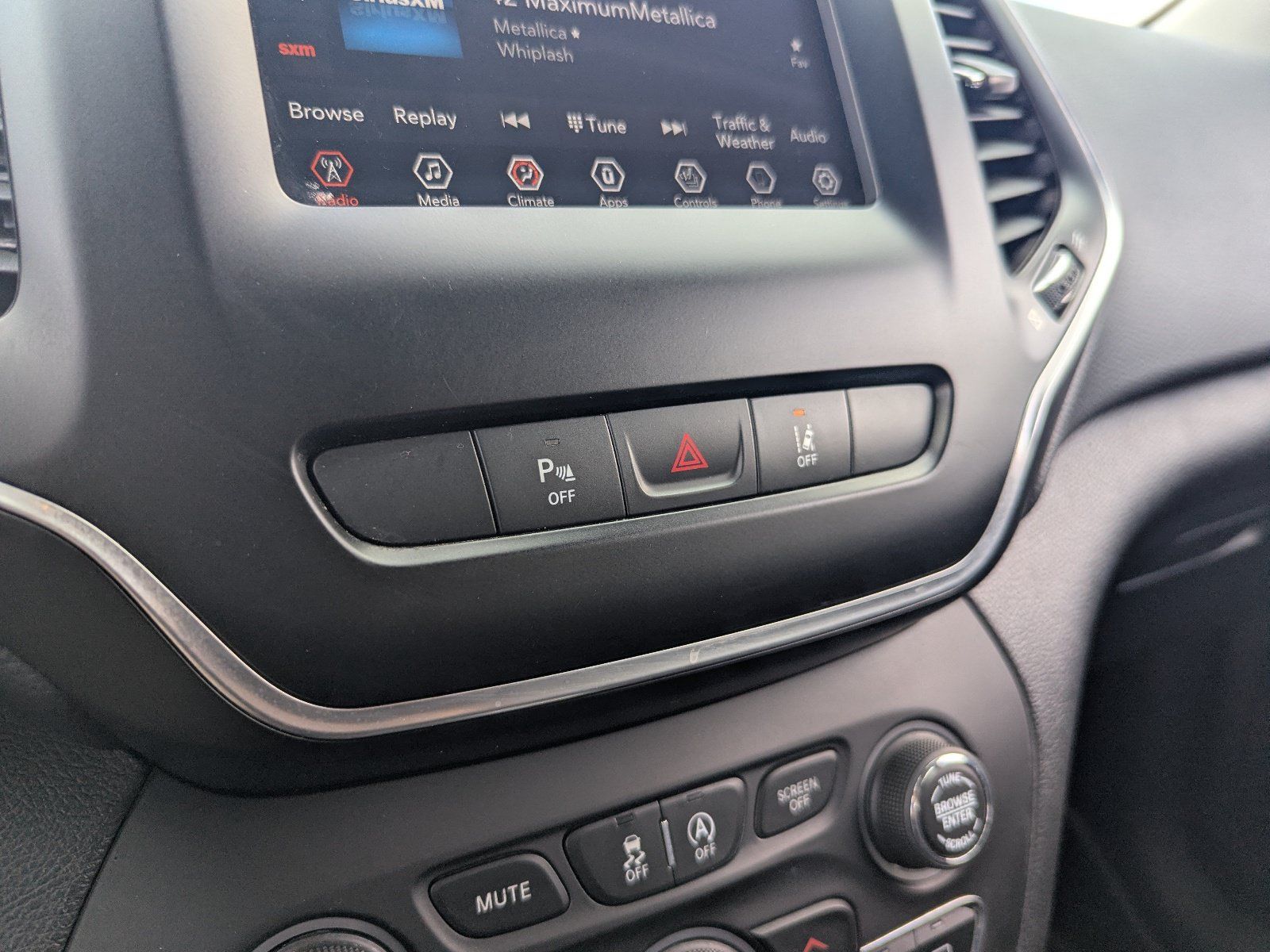 Used 2020 Jeep Cherokee Latitude Lux w/ Comfort/Convenience Group FWD image 26