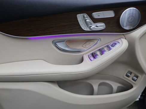 Used 2020 Mercedes-Benz GLC 350e 4MATIC w/ Premium Package image 16