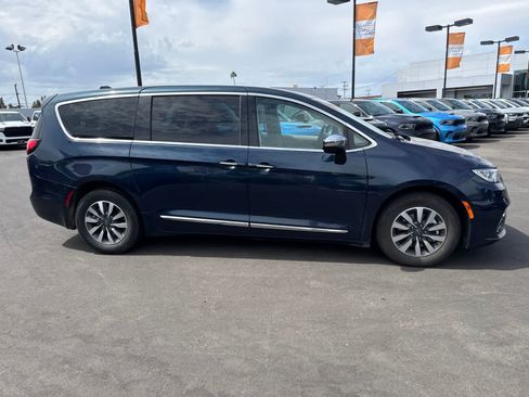 Used 2023 Chrysler Pacifica Limited FWD image 9