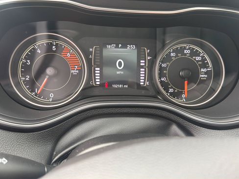 Used 2019 Jeep Cherokee Latitude Plus AWD/4WD image 21