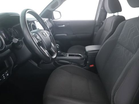 Used 2017 Toyota Tacoma TRD Sport AWD/4WD image 16