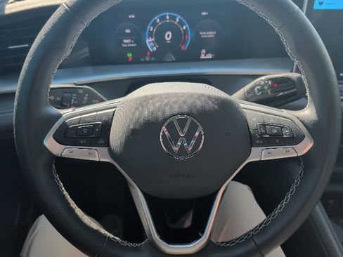 Used 2025 Volkswagen Tiguan SE FWD image 18