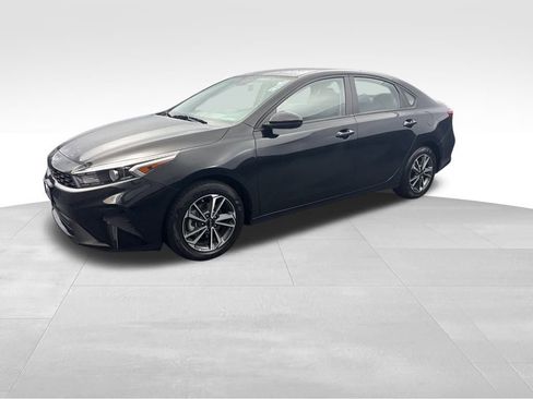 Used 2024 Kia Forte LXS image 2