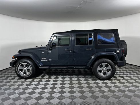 Used 2017 Jeep Wrangler Unlimited Sahara w/ Connectivity Group AWD/4WD image 8