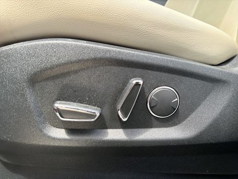 Used 2018 Ford Edge Titanium w/ Technology Package FWD image 17