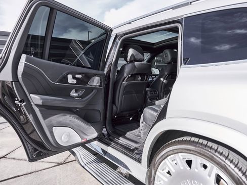 Used 2021 Mercedes-Benz Maybach GLS 600 4MATIC image 22