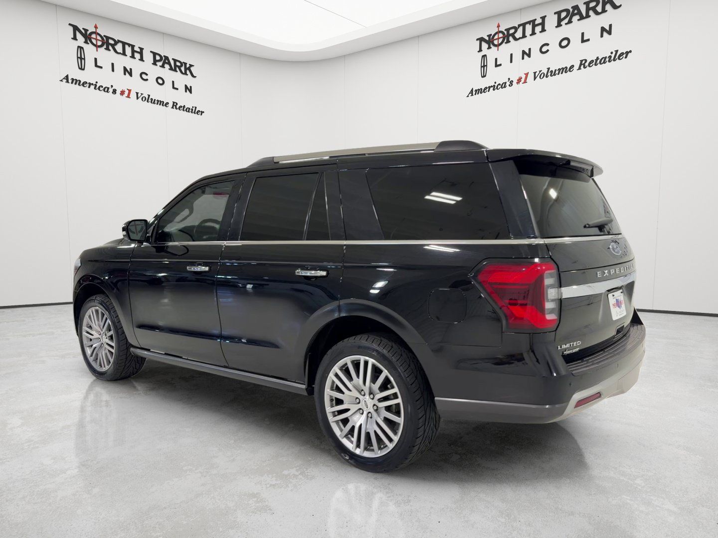 Used 2023 Ford Expedition Limited RWD image 3