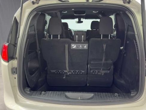 Used 2020 Chrysler Pacifica Touring w/ S Appearance Package FWD image 35