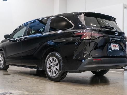 Used 2024 Toyota Sienna LE image 7