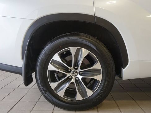 Used 2023 Toyota Highlander XLE AWD/4WD image 34