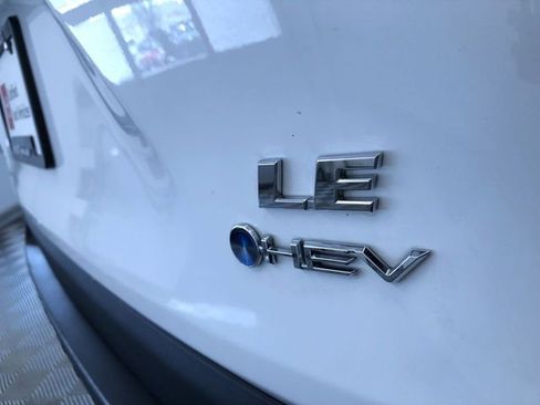 Certified 2025 Toyota RAV4 LE AWD/4WD image 15