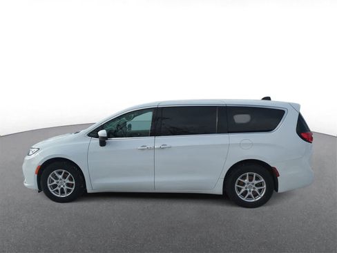 Used 2023 Chrysler Pacifica Touring-L image 5