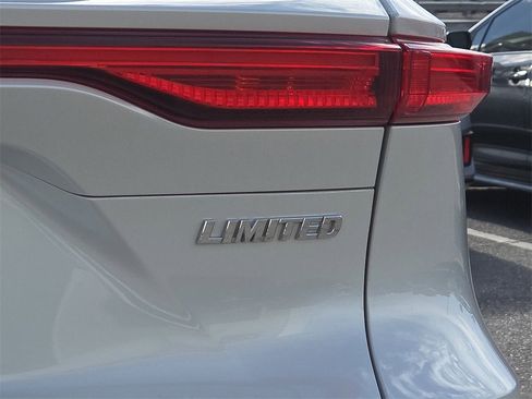 Used 2024 Toyota Venza Limited image 12