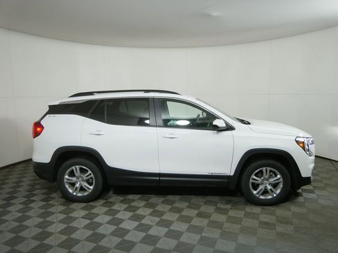 Used 2023 GMC Terrain SLE w/ Driver Convenience Package image 2