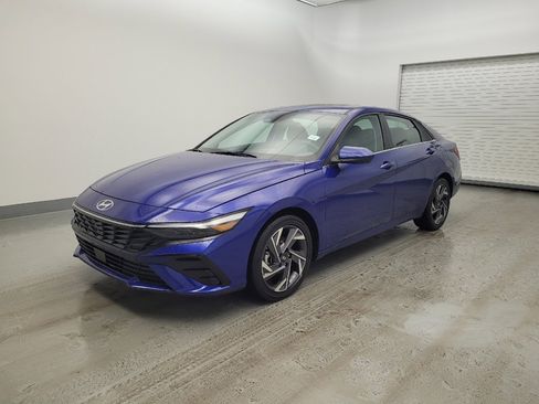Used 2025 Hyundai Elantra SEL image 2