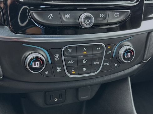 Used 2022 Chevrolet Traverse LT image 12