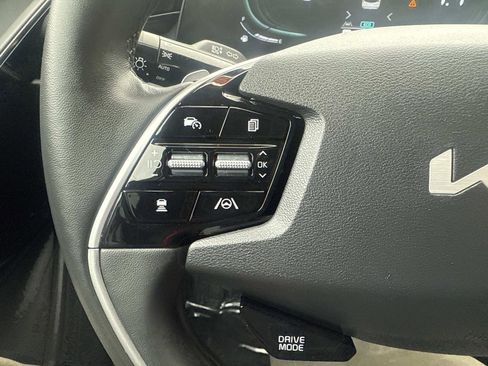 Used 2023 Kia Niro EX image 30