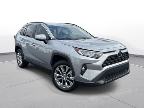 Used 2020 Toyota RAV4 XLE Premium FWD image 4