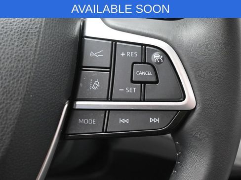 Used 2023 Toyota Highlander LE FWD image 18