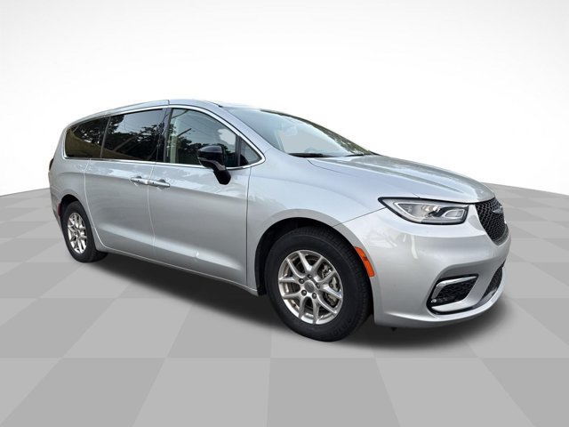 Used 2024 Chrysler Pacifica Touring-L FWD image 3