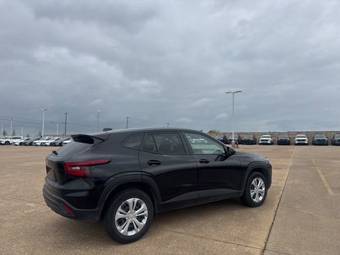 Used 2025 Chevrolet Trax LS image 21