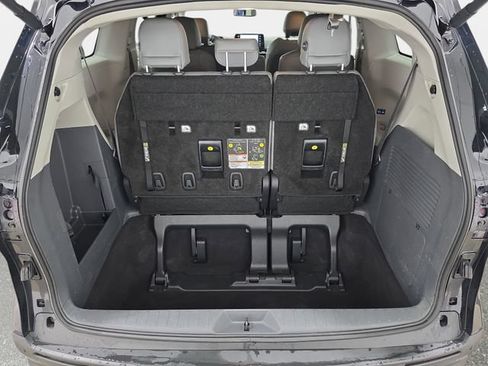 Certified 2024 Toyota Sienna XLE FWD image 35