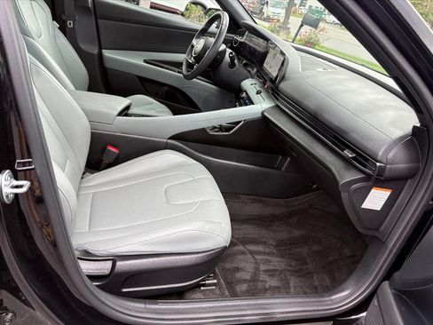 Certified 2025 Hyundai Elantra Limited FWD image 17