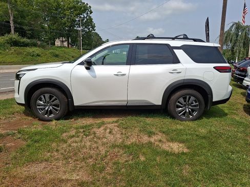 Used 2026 Nissan Pathfinder SV AWD/4WD image 4