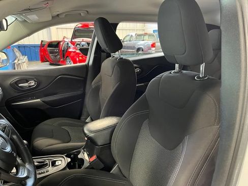 Used 2019 Jeep Cherokee Latitude w/ Popular Appearance Group FWD image 23