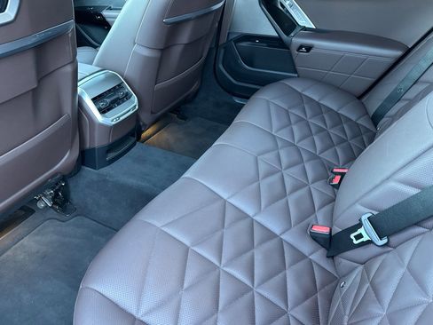 Used 2023 BMW 740i image 27