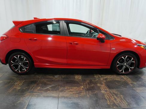 Used 2019 Chevrolet Cruze LT w/ Convenience Package FWD image 3