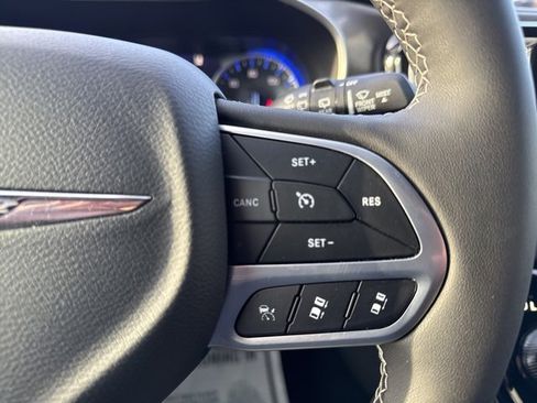 Used 2025 Chrysler Pacifica Select image 13