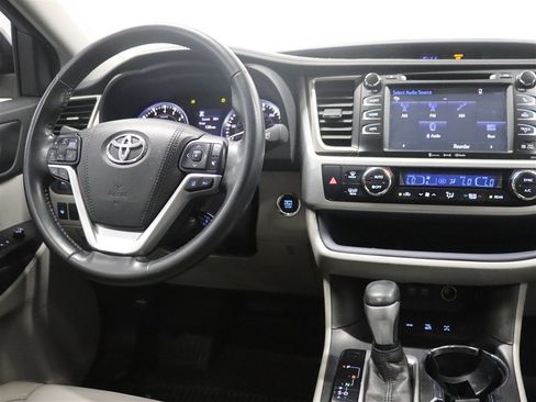 Used 2018 Toyota Highlander XLE AWD/4WD image 25
