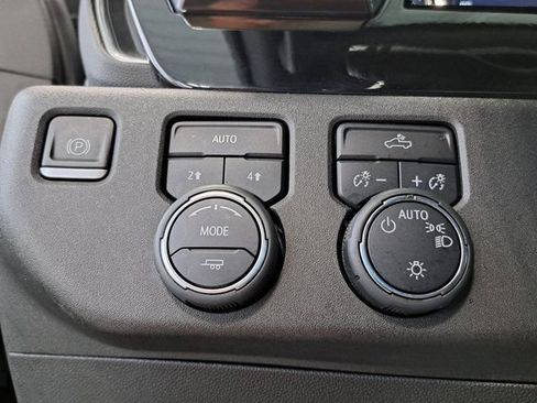 Used 2022 Chevrolet Silverado 1500 LT AWD/4WD image 12