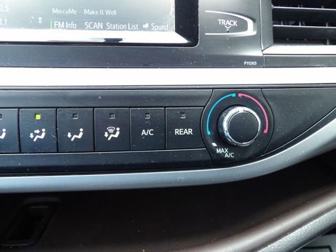 Used 2016 Toyota Highlander LE AWD/4WD image 27