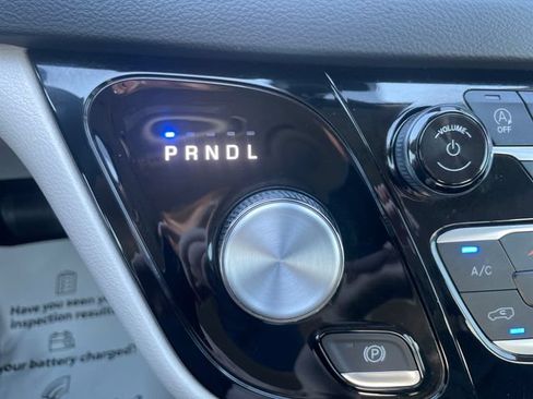 Used 2023 Chrysler Pacifica Touring-L FWD image 15