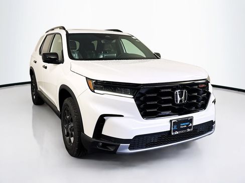 Used 2025 Honda Pilot TrailSport image 10