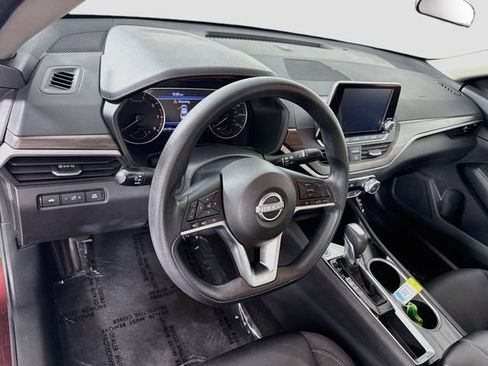 Used 2024 Nissan Altima 2.5 SV FWD image 9