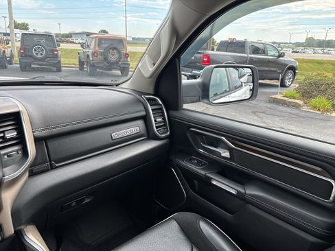 Used 2022 RAM 1500 Laramie AWD/4WD image 18