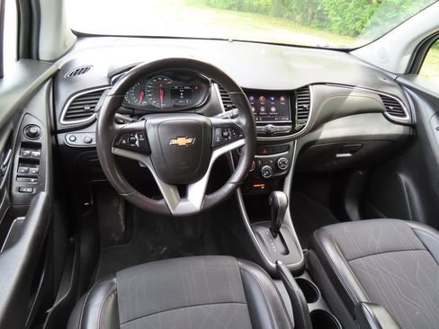 Certified 2022 Chevrolet Trax LT w/ LT Convenience Package AWD/4WD image 4