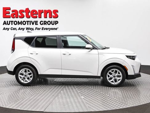 Used 2025 Kia Soul LX w/ LX Technology Package FWD image 4